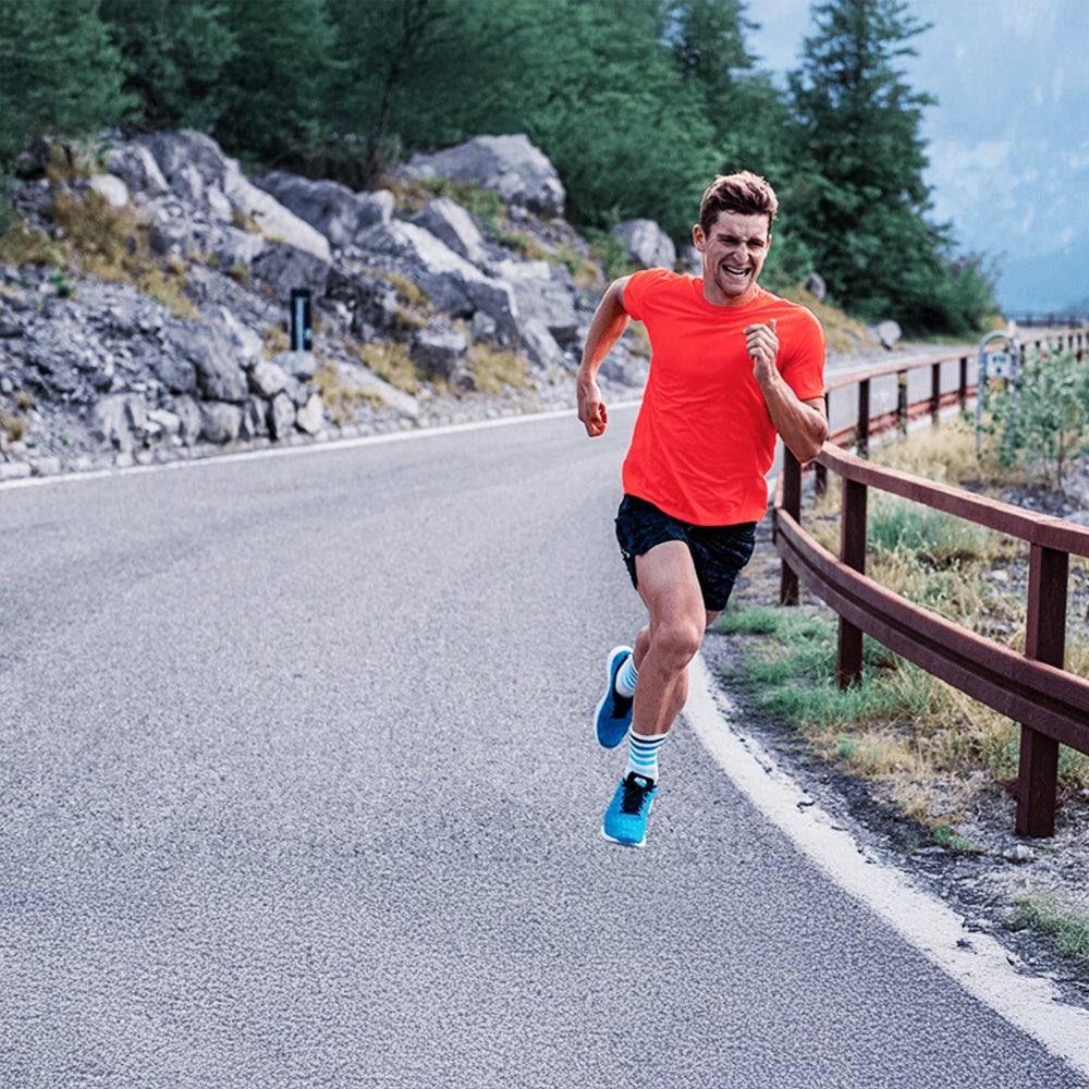 Atlet spiser PowerBar Energibar Original Chokolade under løbetræning