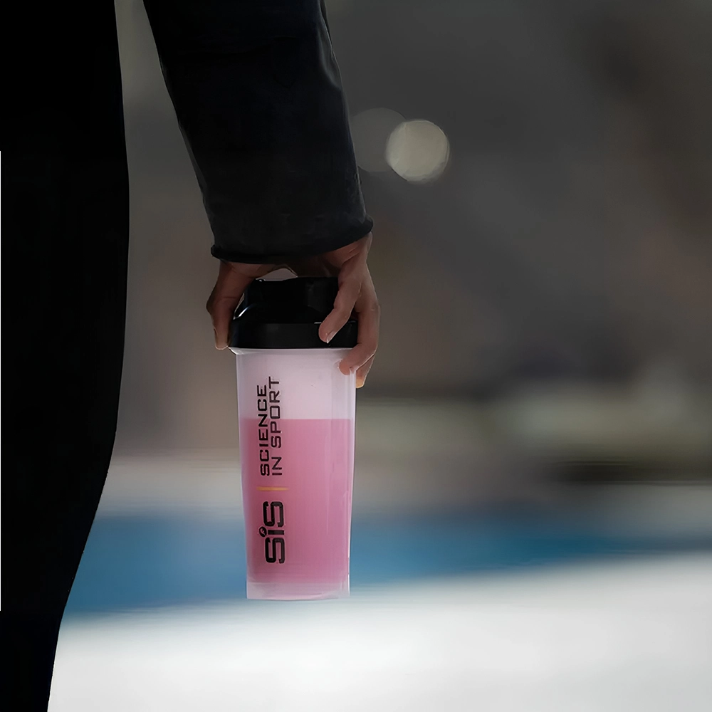 SIS Shaker Bottle 700 ml – shakerflaske med si i låget for klumpfri blanding