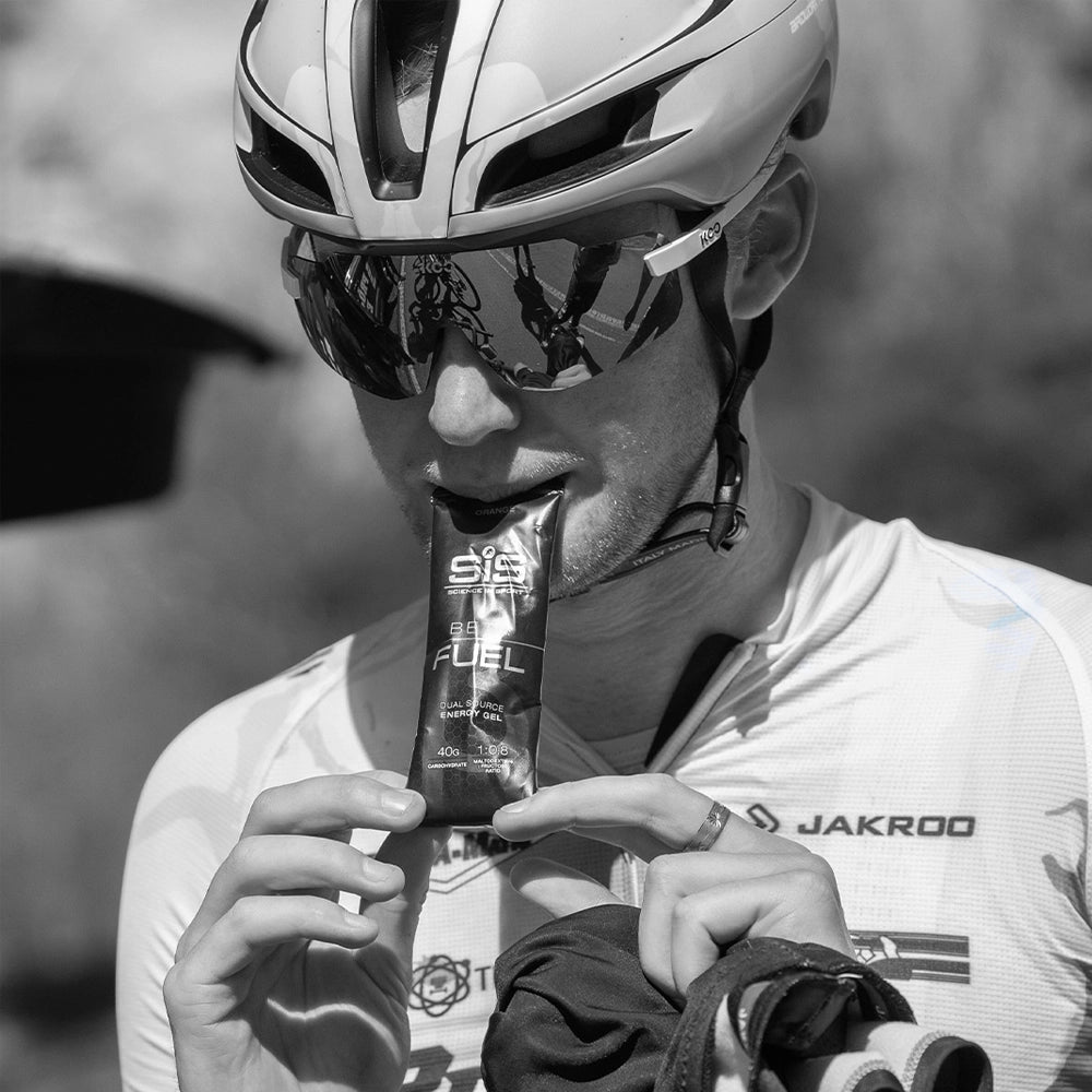 Cyklist med SiS Beta Fuel Gel Neutral – energi under konkurrence