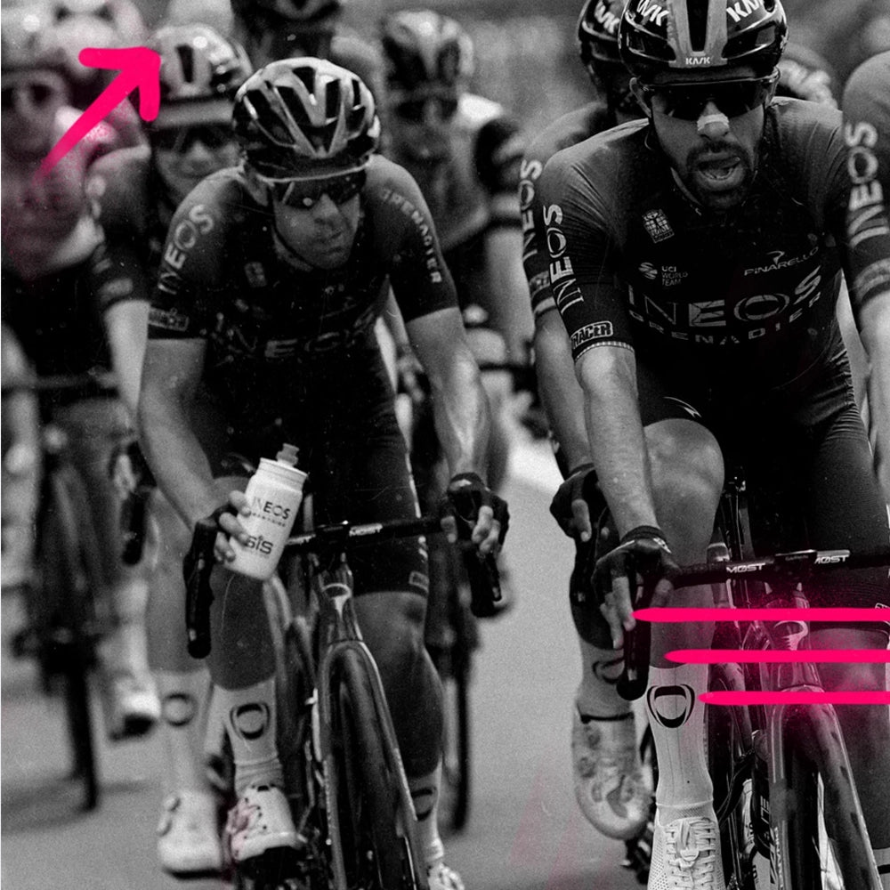 Cykelrytter med SiS GO Isotonic Energy Gel Cherry – energi under konkurrence
