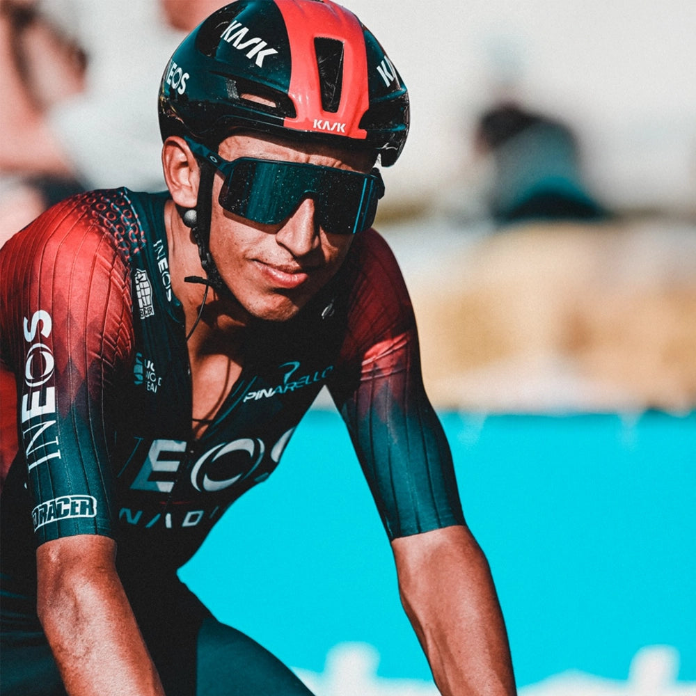 Cyklist indtager SiS GO Isotonic Energy Gel Blackcurrant – solbærsmag og hurtig energi