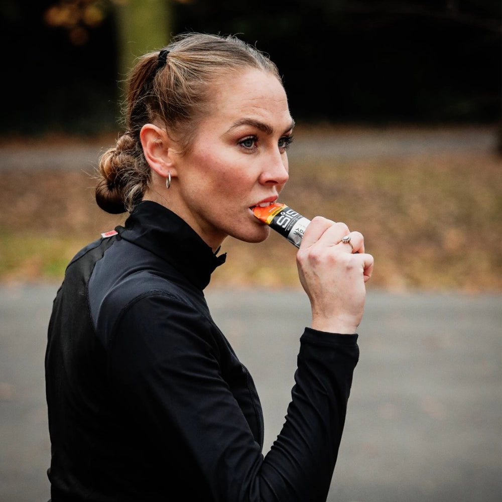 Løber med SiS GO Isotonic Energy Gel Orange – hurtig energi under træning
