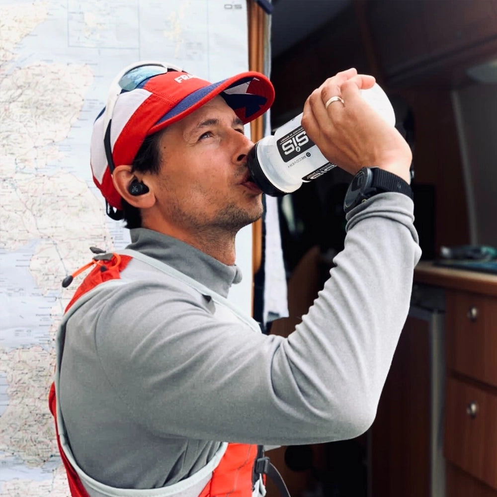 Atlet drikker SiS Hydro Tabs Berry under træning – optimal hydrering