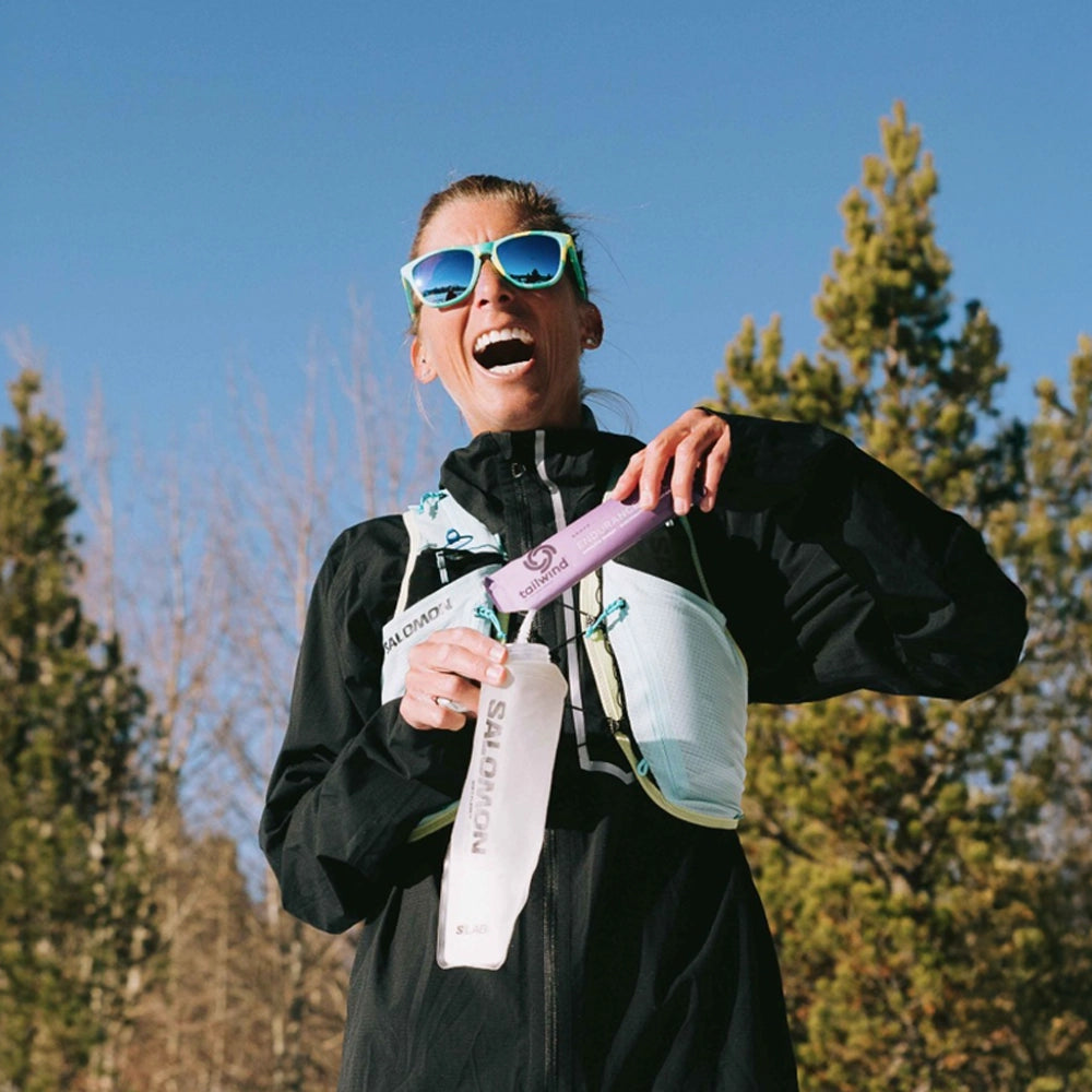 Atlet med Tailwind Endurance Fuel Berry pose – energi og hydrering til træning
