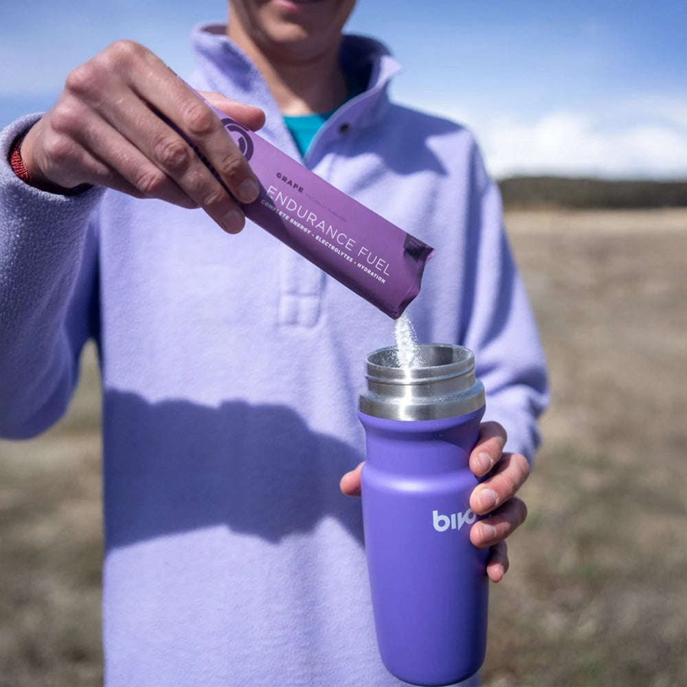 Atlet drikker Tailwind Endurance Fuel Berry under træning – energi og hydrering