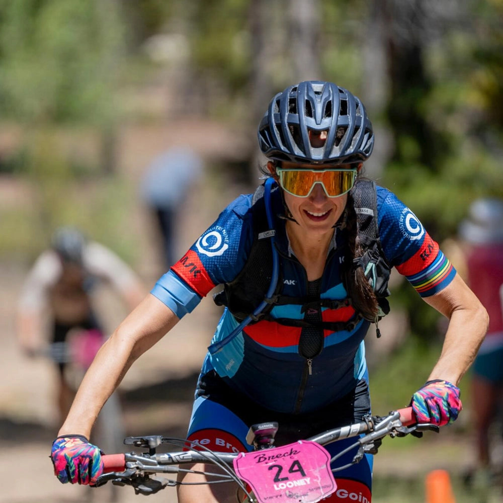 Cykelrytter med Tailwind Endurance Fuel Berry – praktisk energi og elektrolytter