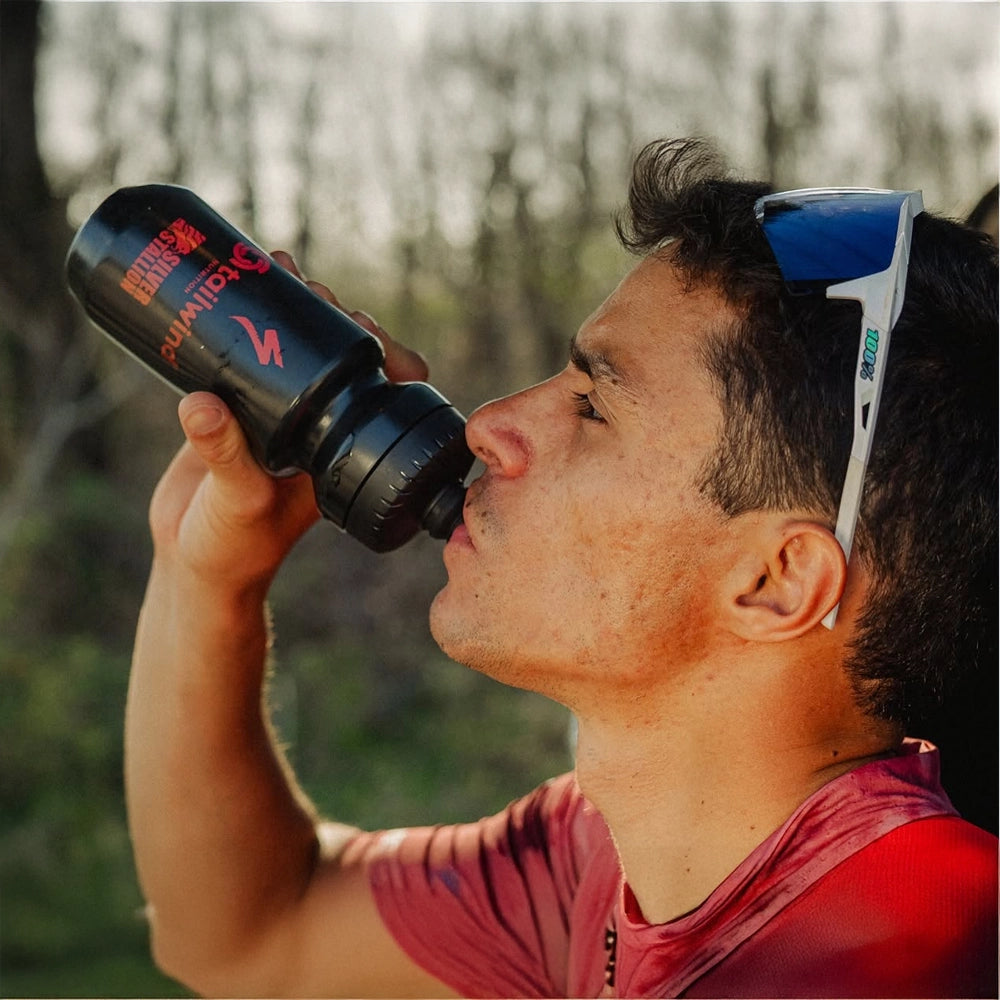 Atlet drikker Tailwind Endurance Fuel Lemon – energi og hydrering under aktivitet