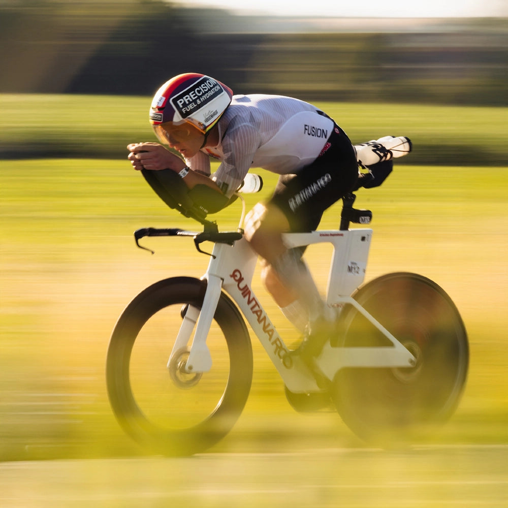 Cykelrytter med Precision Fuel Carb Only Drink Mix– energi uden elektrolytter